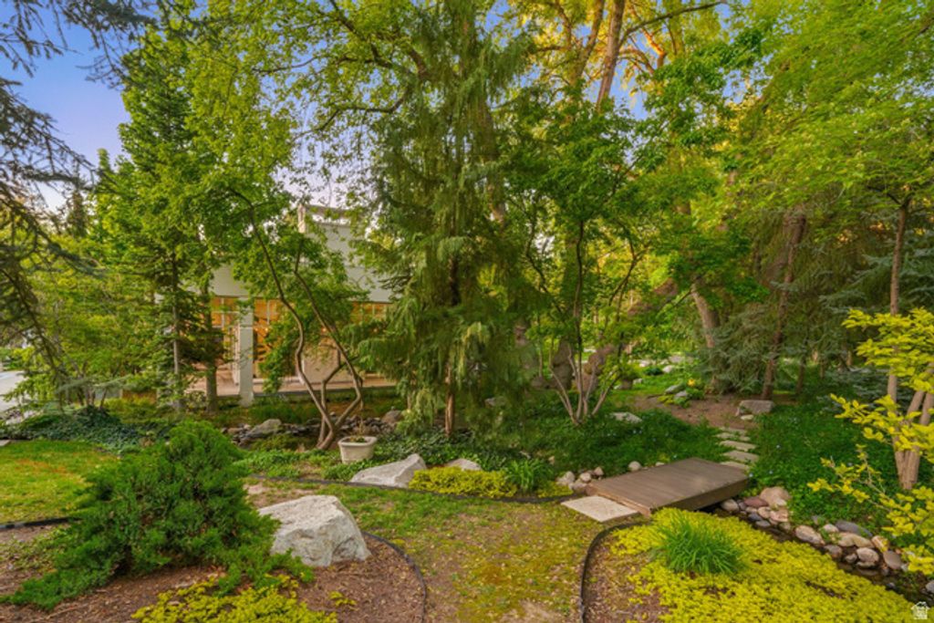 Image 105 of property listing at 2552 E WALKER LN, Salt Lake City, UT 84117