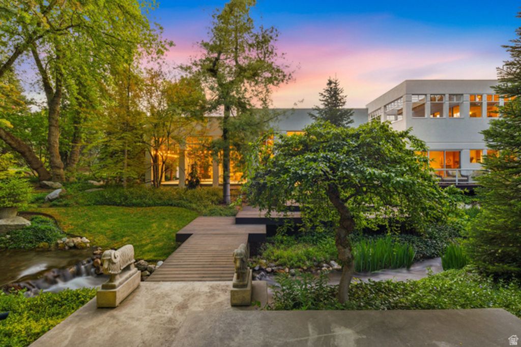Image 117 of property listing at 2552 E WALKER LN, Salt Lake City, UT 84117