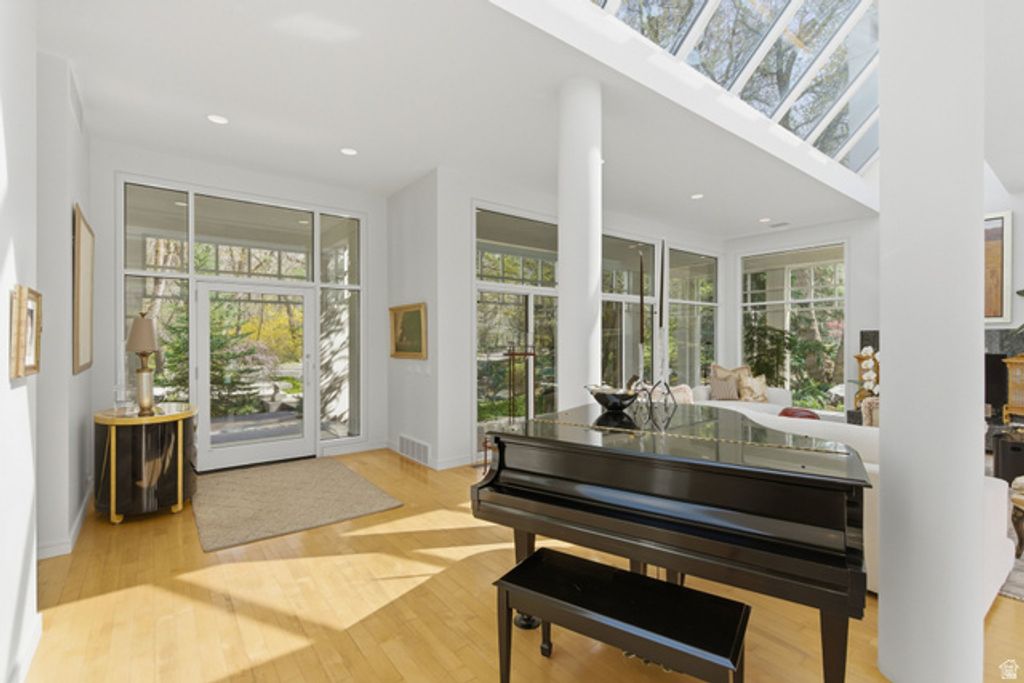 Image 13 of property listing at 2552 E WALKER LN, Salt Lake City, UT 84117