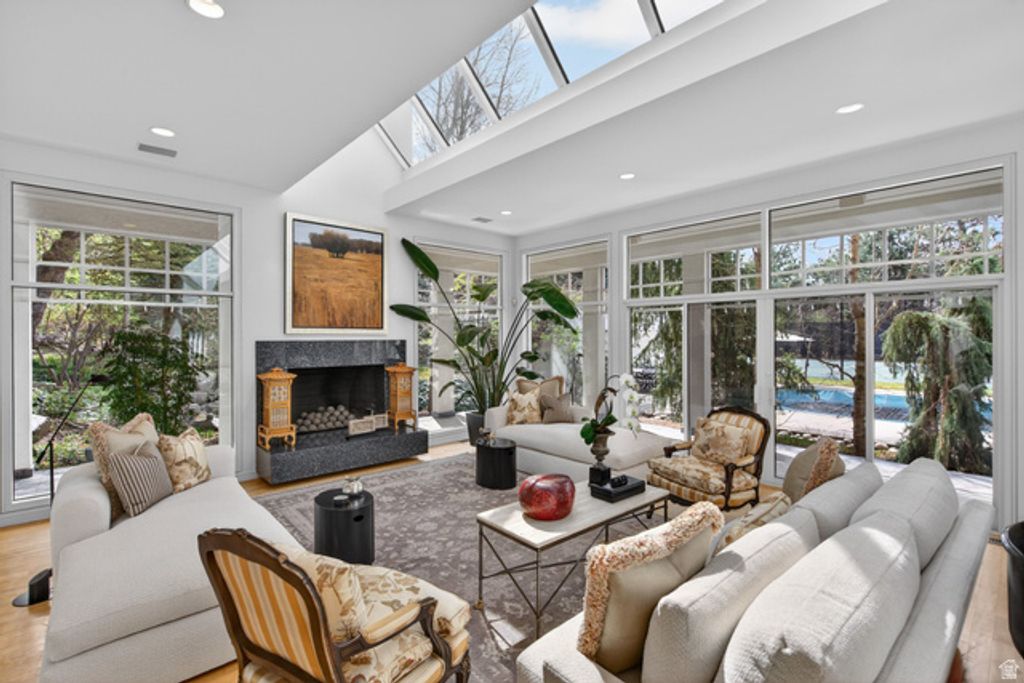 Image 15 of property listing at 2552 E WALKER LN, Salt Lake City, UT 84117