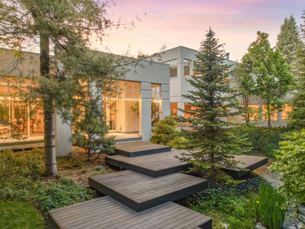 Image 4 of property listing at 2552 E WALKER LN, Salt Lake City, UT 84117