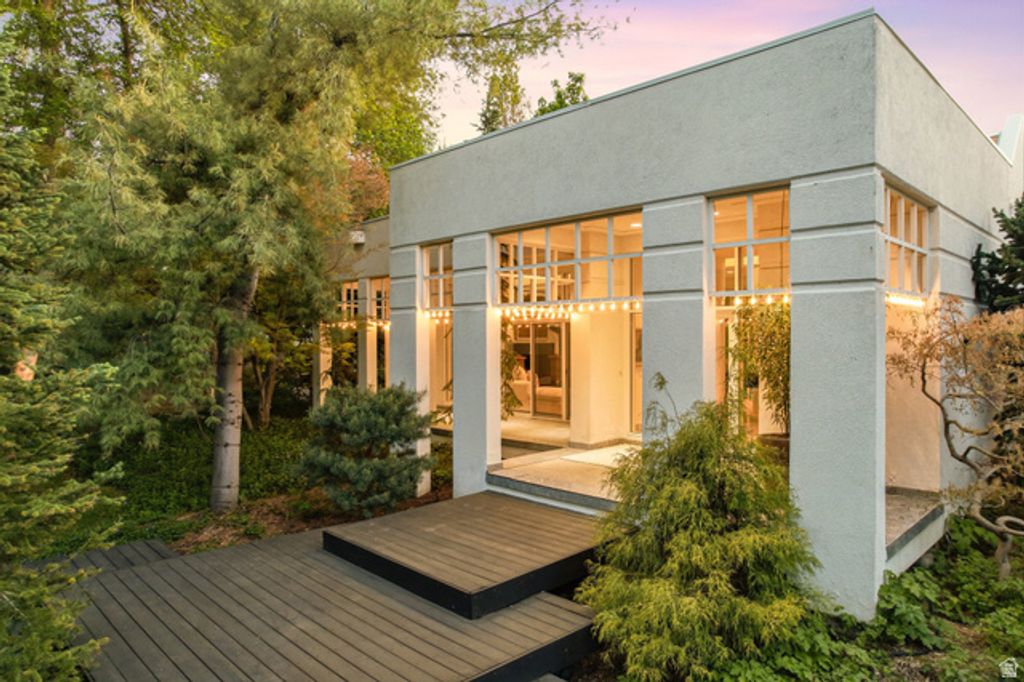 Image 5 of property listing at 2552 E WALKER LN, Salt Lake City, UT 84117