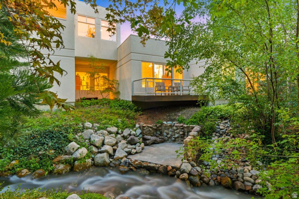 Image 6 of property listing at 2552 E WALKER LN, Salt Lake City, UT 84117