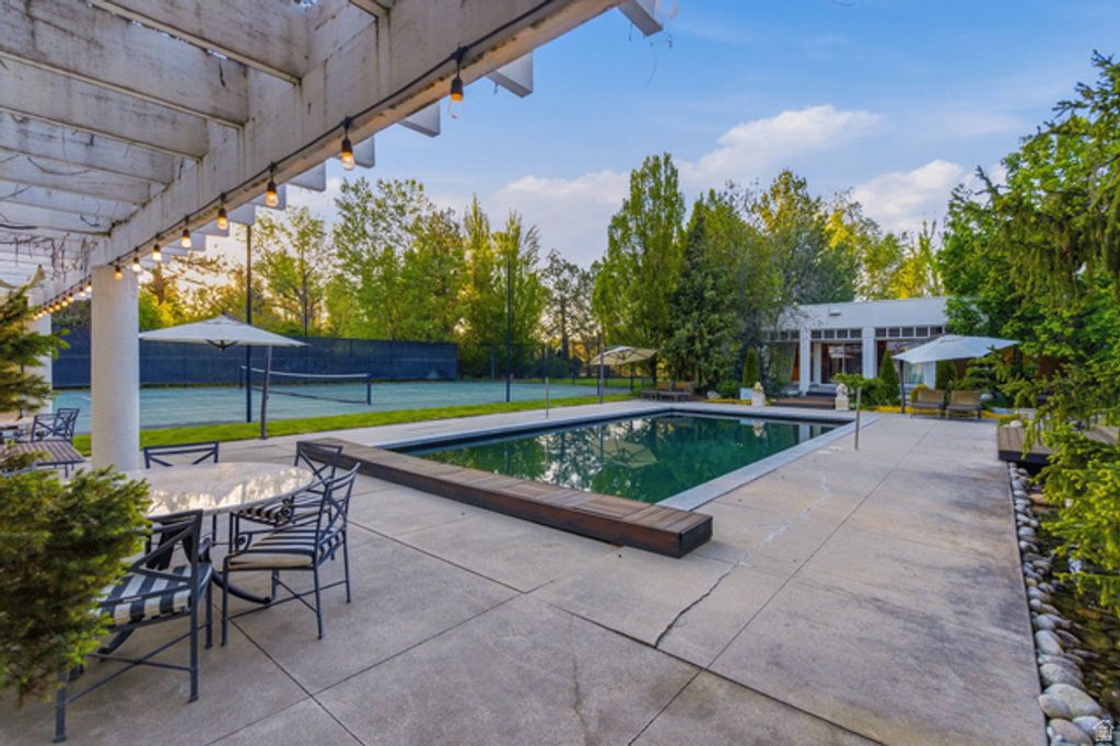 Image 91 of property listing at 2552 E WALKER LN, Salt Lake City, UT 84117