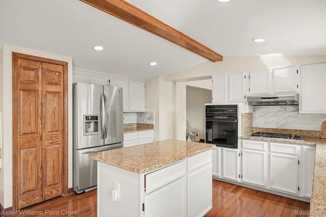 627 Parkland Drive, Rochester Hills, MI 48307