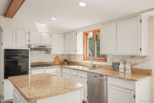 627 Parkland Drive, Rochester Hills, MI 48307