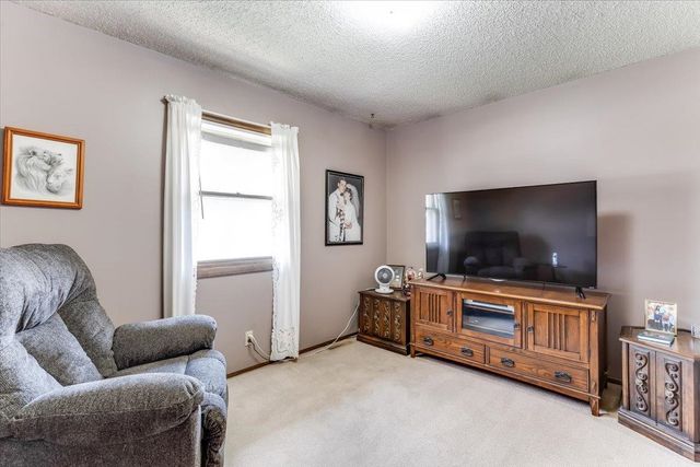 1105 N Hazelwood Ln, Wichita, KS 67212