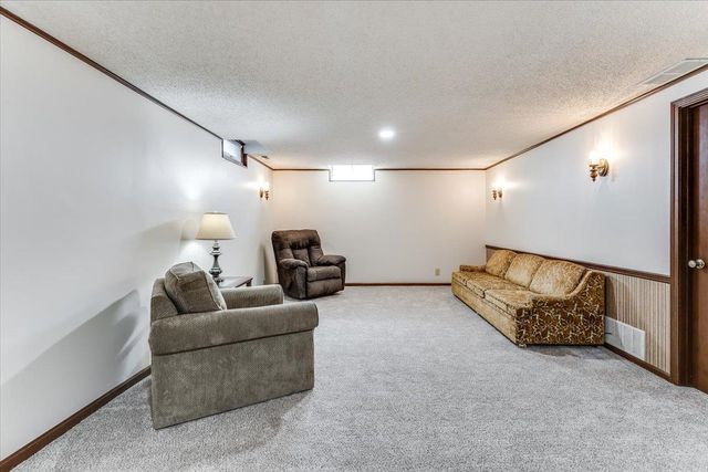 1105 N Hazelwood Ln, Wichita, KS 67212