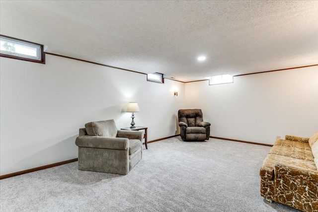1105 N Hazelwood Ln, Wichita, KS 67212