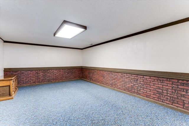 1105 N Hazelwood Ln, Wichita, KS 67212