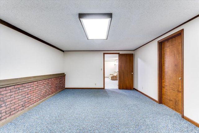 1105 N Hazelwood Ln, Wichita, KS 67212