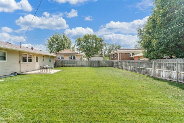 1105 N Hazelwood Ln, Wichita, KS 67212