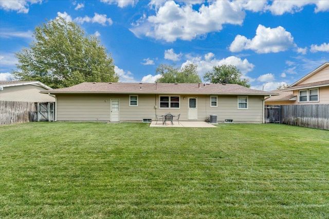 1105 N Hazelwood Ln, Wichita, KS 67212