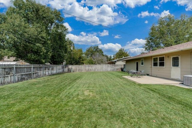 1105 N Hazelwood Ln, Wichita, KS 67212