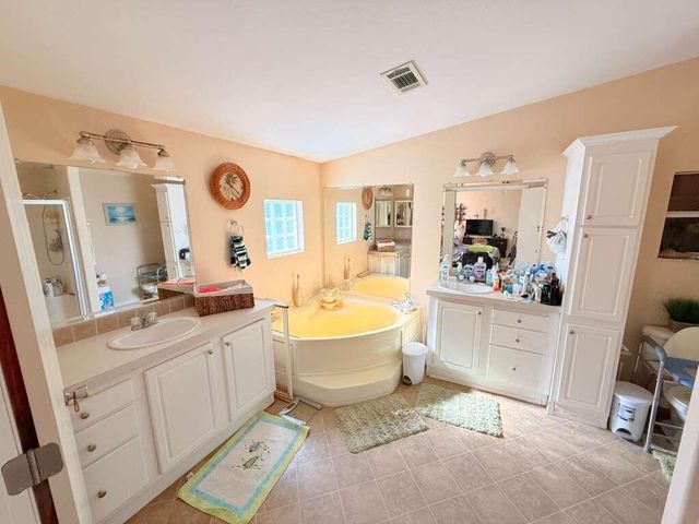 2 S 4 Seasons Road, Palm Beach Gardens, FL 33410