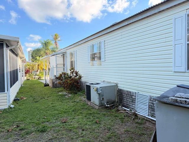 2 S 4 Seasons Road, Palm Beach Gardens, FL 33410
