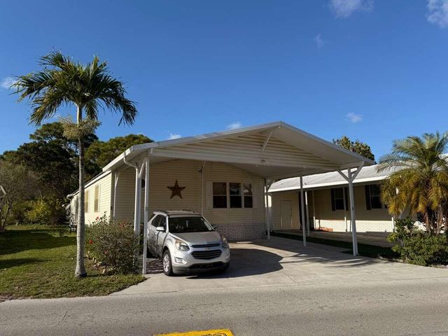 2 S 4 Seasons Road, Palm Beach Gardens, FL 33410