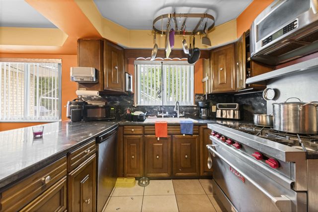 24319 Tamarack Trail, Southfield, MI 48075