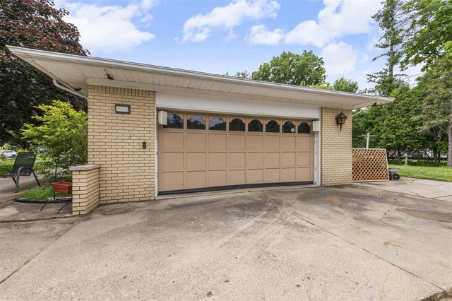 24319 Tamarack Trail, Southfield, MI 48075
