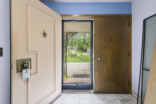 24319 Tamarack Trail, Southfield, MI 48075