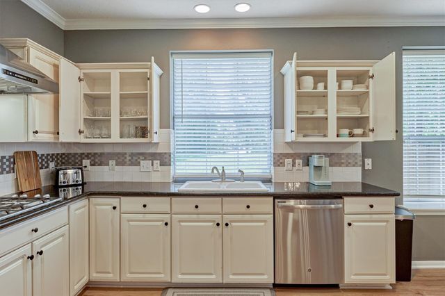 3 E Night Heron Place, The Woodlands, TX 77382