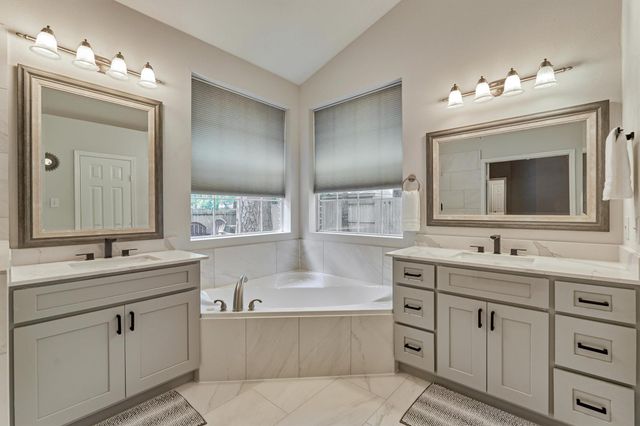 3 E Night Heron Place, The Woodlands, TX 77382
