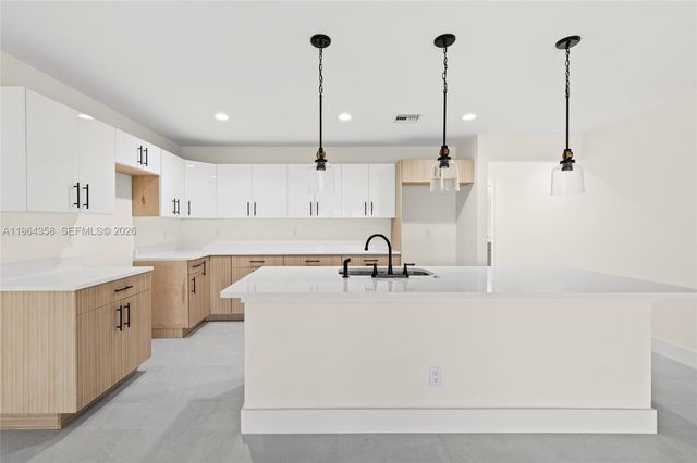 560 SW Carter Ave, Port St. Lucie, FL 34983