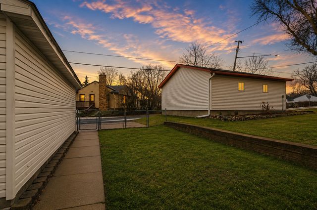902 Dodd Road, West Saint Paul, MN 55118