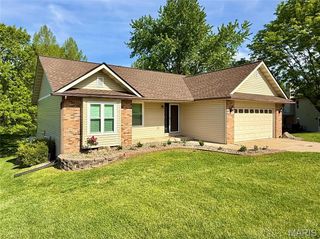 20 Englewood Drive, Glen Carbon, IL 62034