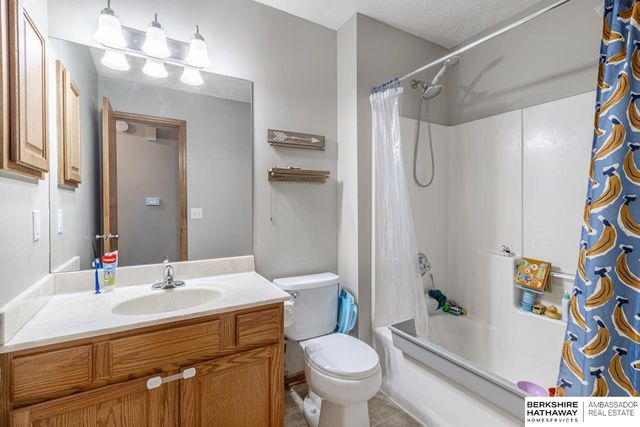 8414 GIRARD Street, Omaha, NE 68122