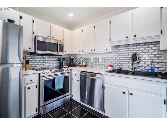 468 N HAYDEN ISLAND Dr 107, Portland, OR 97217