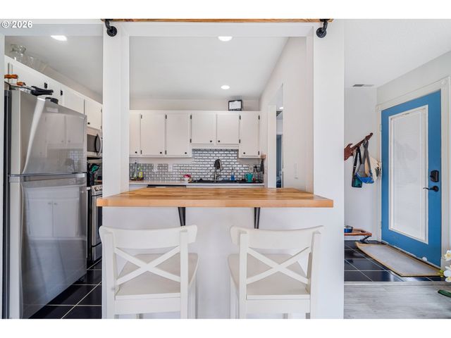 468 N HAYDEN ISLAND Dr 107, Portland, OR 97217