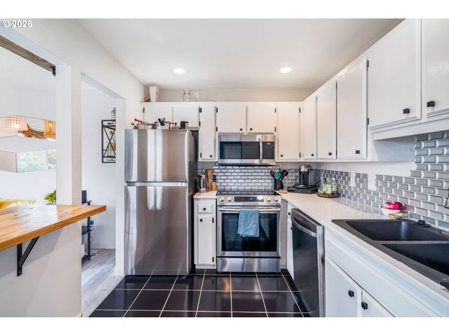 468 N HAYDEN ISLAND Dr 107, Portland, OR 97217