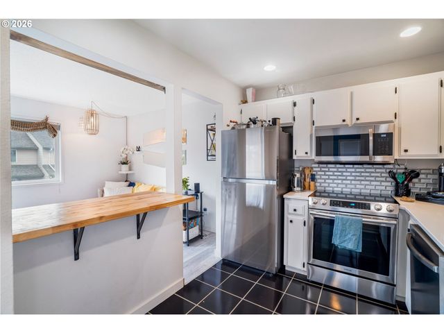 468 N HAYDEN ISLAND Dr 107, Portland, OR 97217