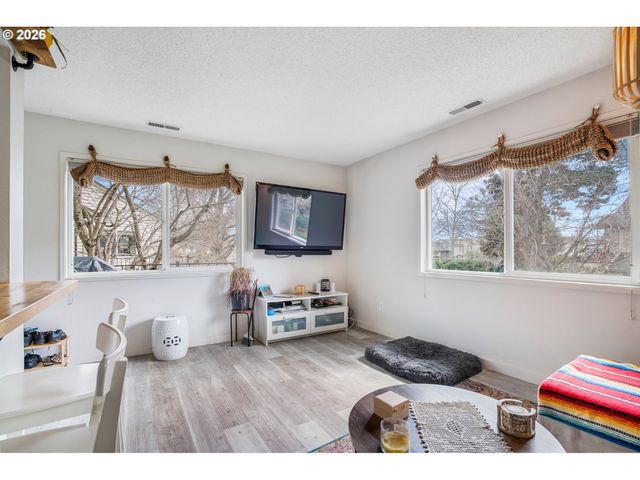 468 N HAYDEN ISLAND Dr 107, Portland, OR 97217