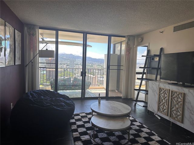 990 Ala Nanala Street 28A, Honolulu, HI 96818