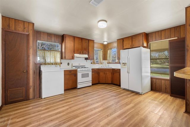 809 N Main ST, Lexington, TX 78947