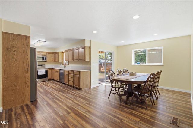 755 S 4th Street, Central Point, OR 97502