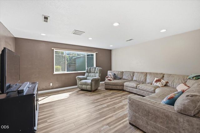 755 S 4th Street, Central Point, OR 97502