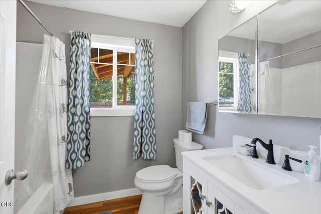 755 S 4th Street, Central Point, OR 97502