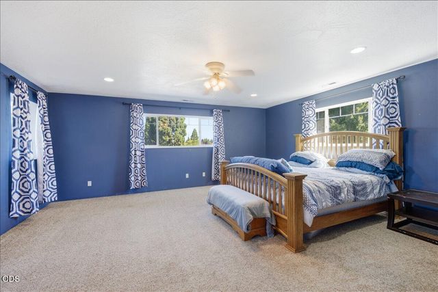 755 S 4th Street, Central Point, OR 97502