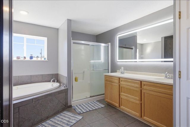 755 S 4th Street, Central Point, OR 97502