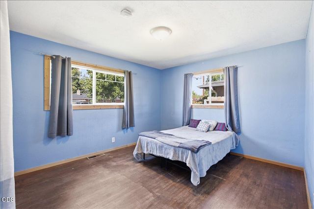 755 S 4th Street, Central Point, OR 97502