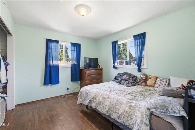 755 S 4th Street, Central Point, OR 97502