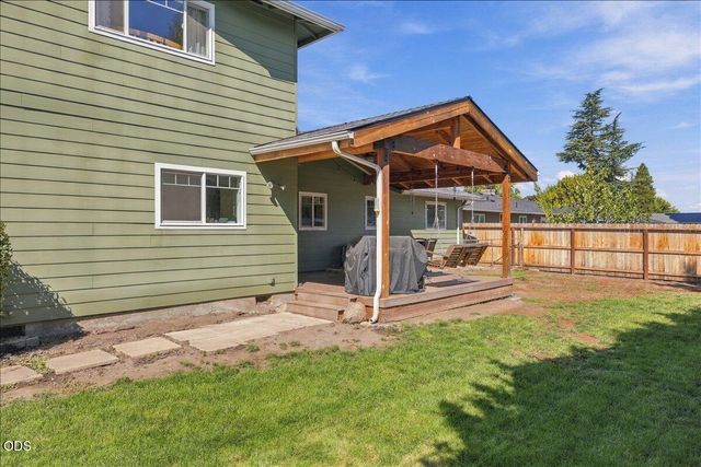 755 S 4th Street, Central Point, OR 97502