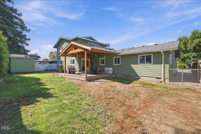 755 S 4th Street, Central Point, OR 97502