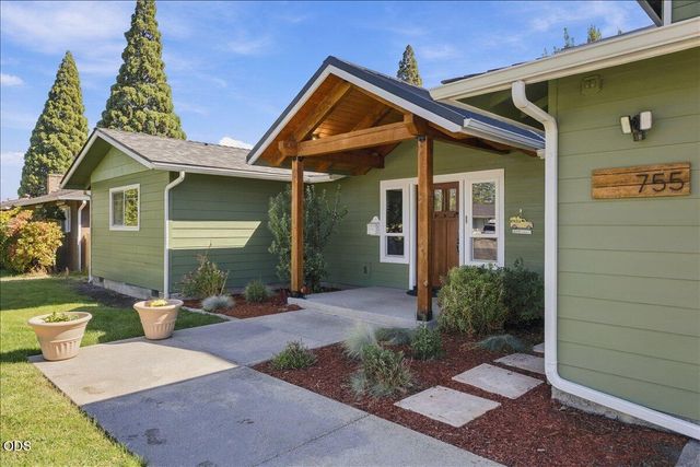 755 S 4th Street, Central Point, OR 97502