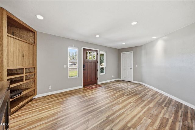 755 S 4th Street, Central Point, OR 97502