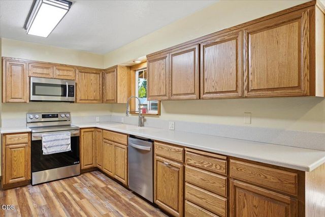755 S 4th Street, Central Point, OR 97502