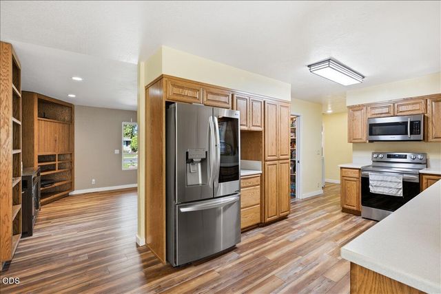 755 S 4th Street, Central Point, OR 97502